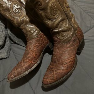 Vintage Tony Lama Safari 🐘 

Good boots. Do not wear them enough.